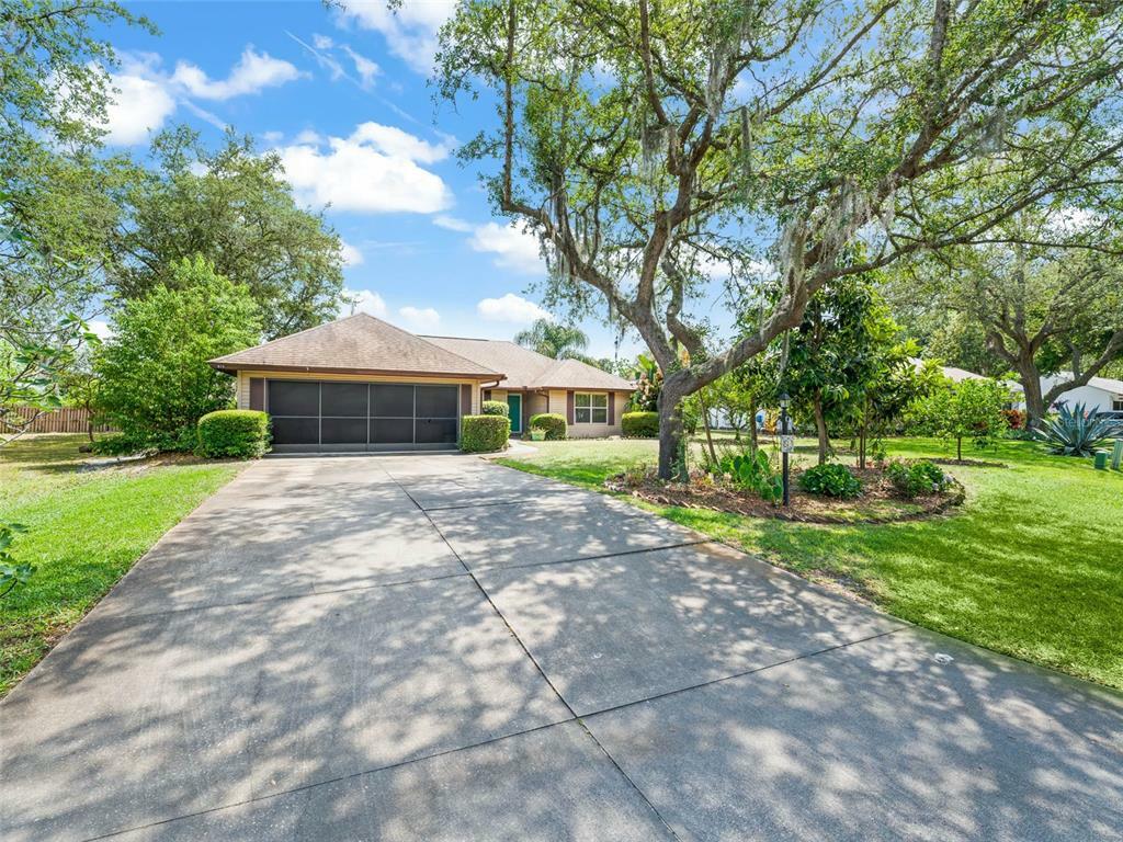 Property Photo:  816 Loch Lomond Court  FL 34788 