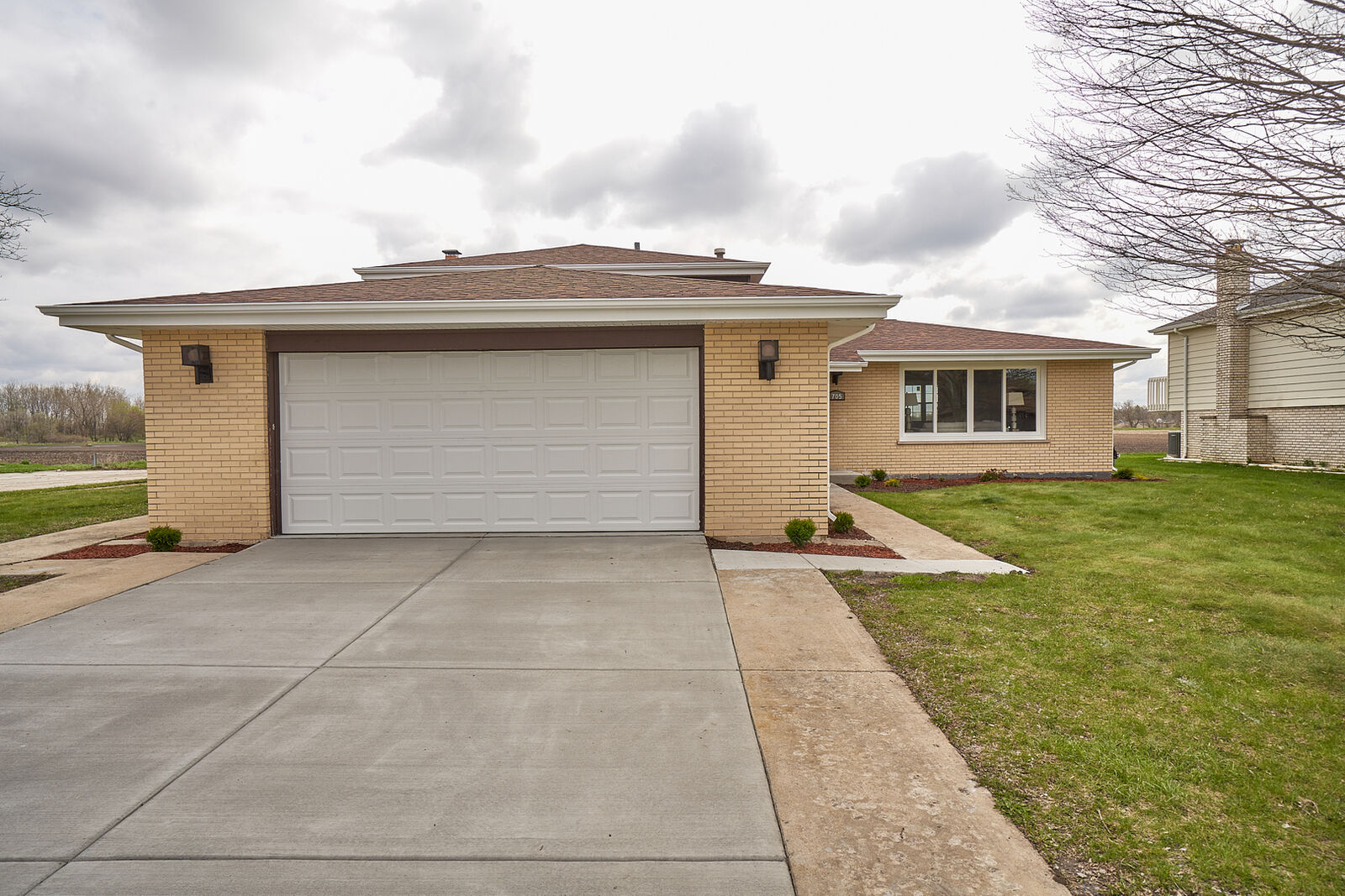 Property Photo:  705 Old Meadow Road  IL 60443 