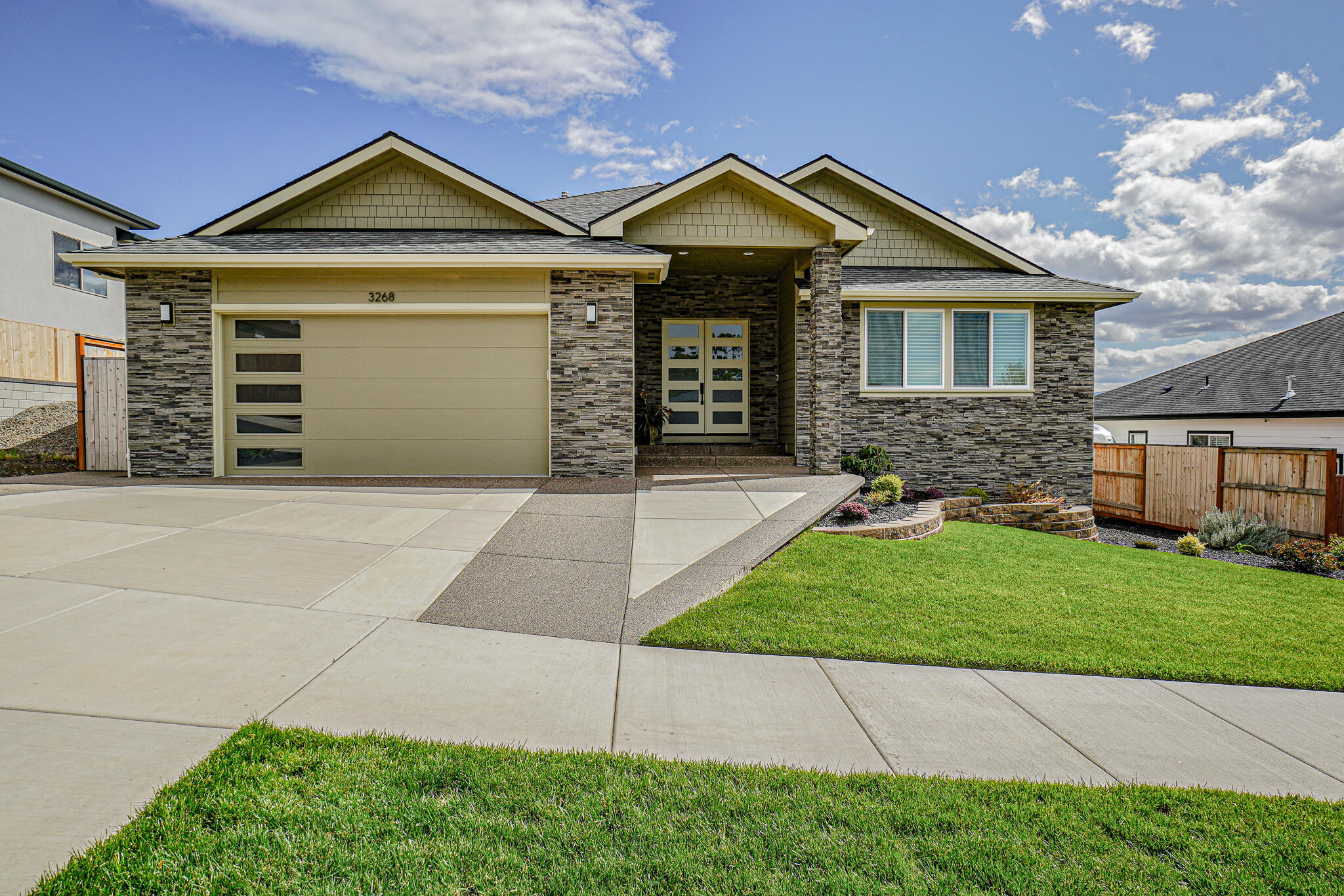 Property Photo: 3268 Sky Way OR 97504