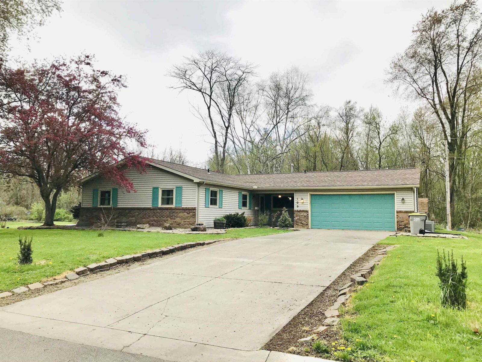 Property Photo:  109 N Ivy Lane  IN 46721-1201