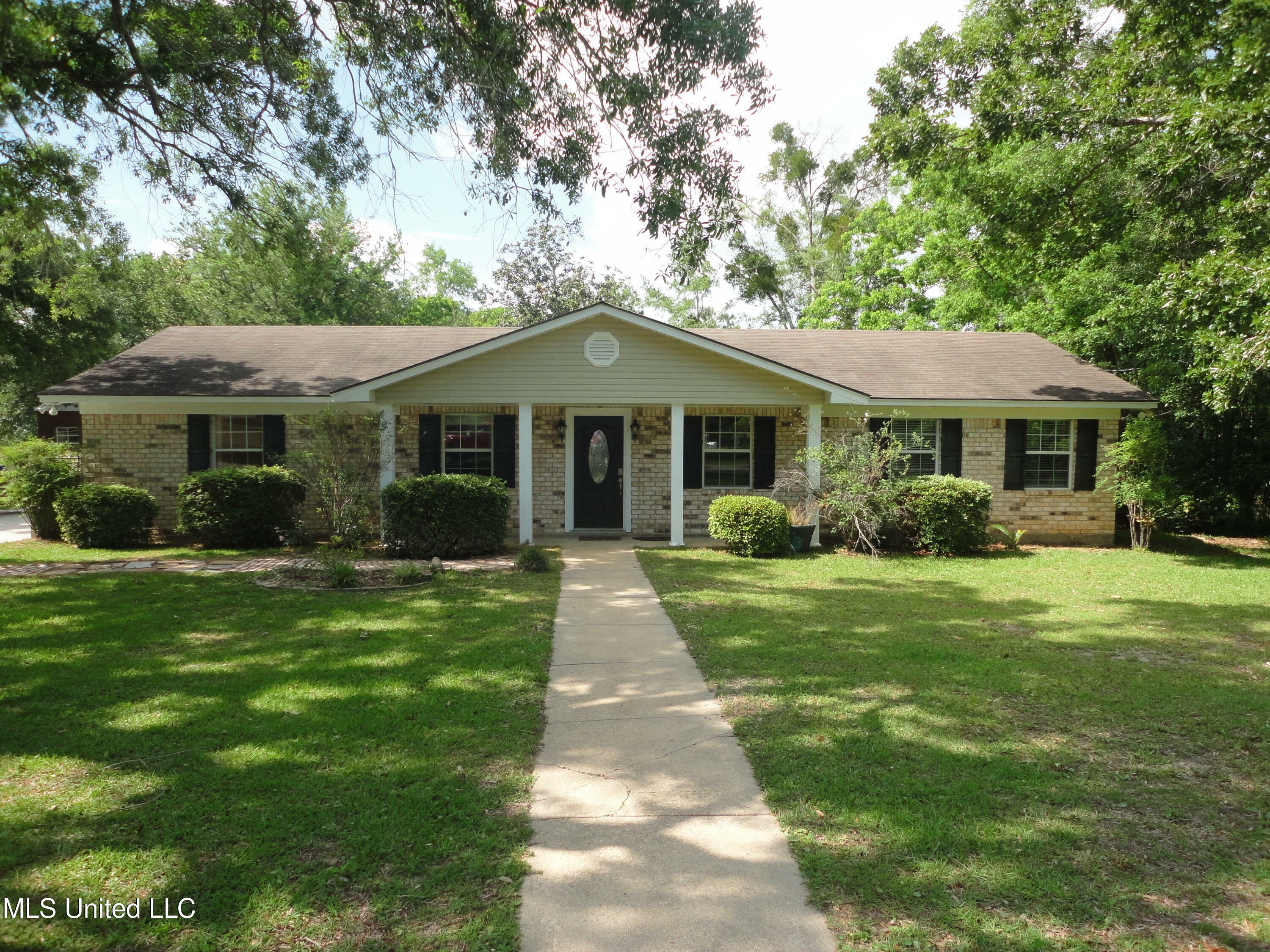 Property Photo:  504 Graveline Road  MS 39553 