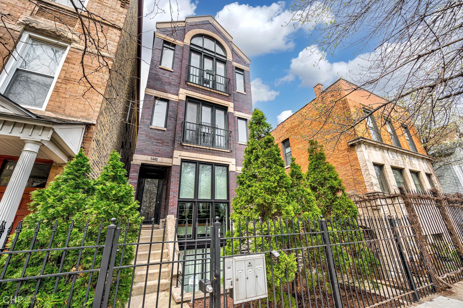 Property Photo: 1440 N Greenview Avenue 2 IL 60642