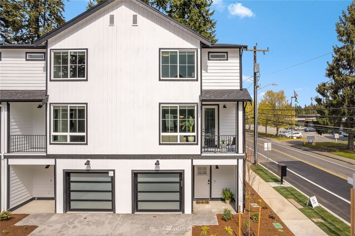 Property Photo: 18527 1st Avenue NE D WA 98155