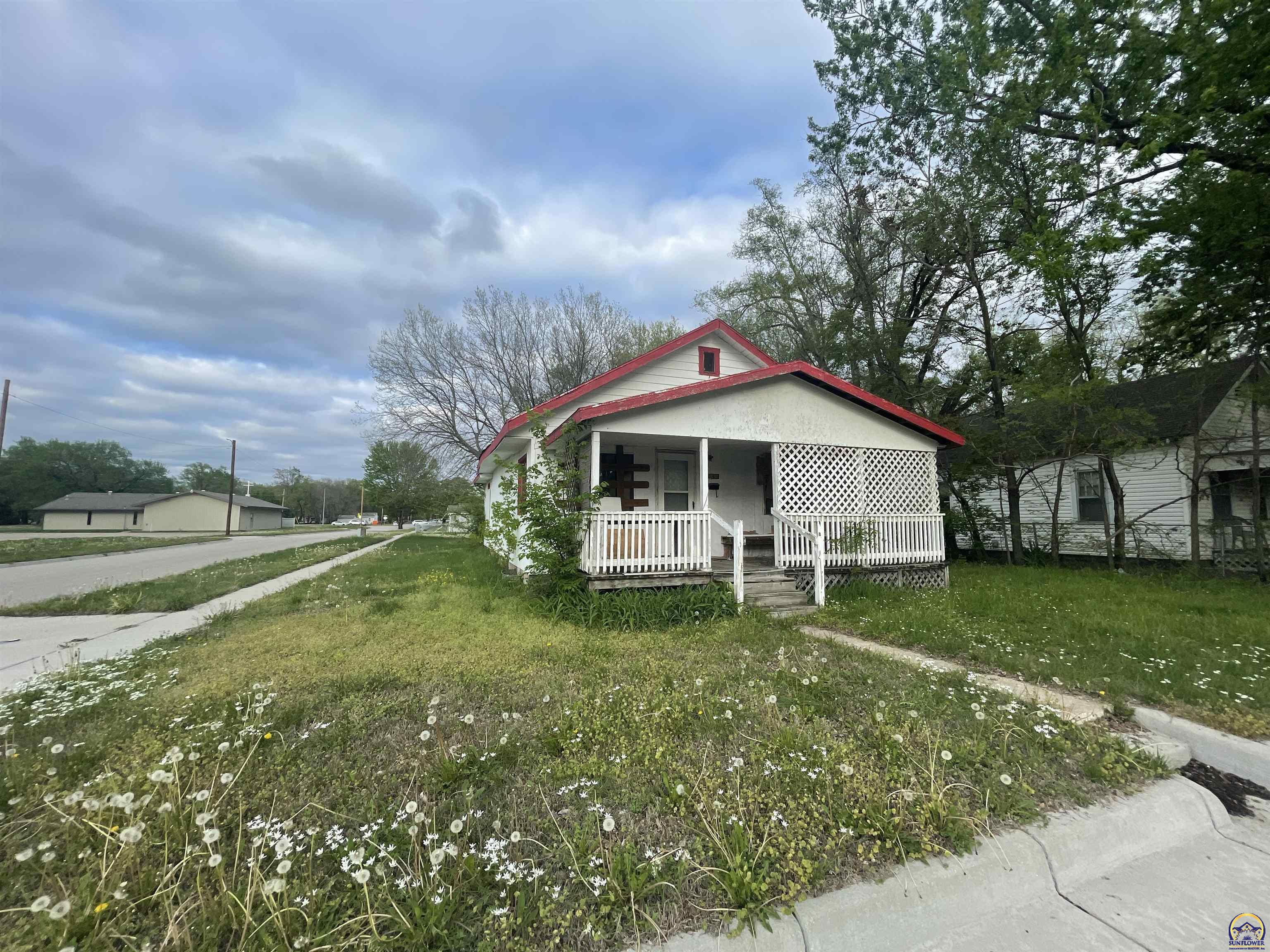 Property Photo: 1332 NW Eugene St KS 66608