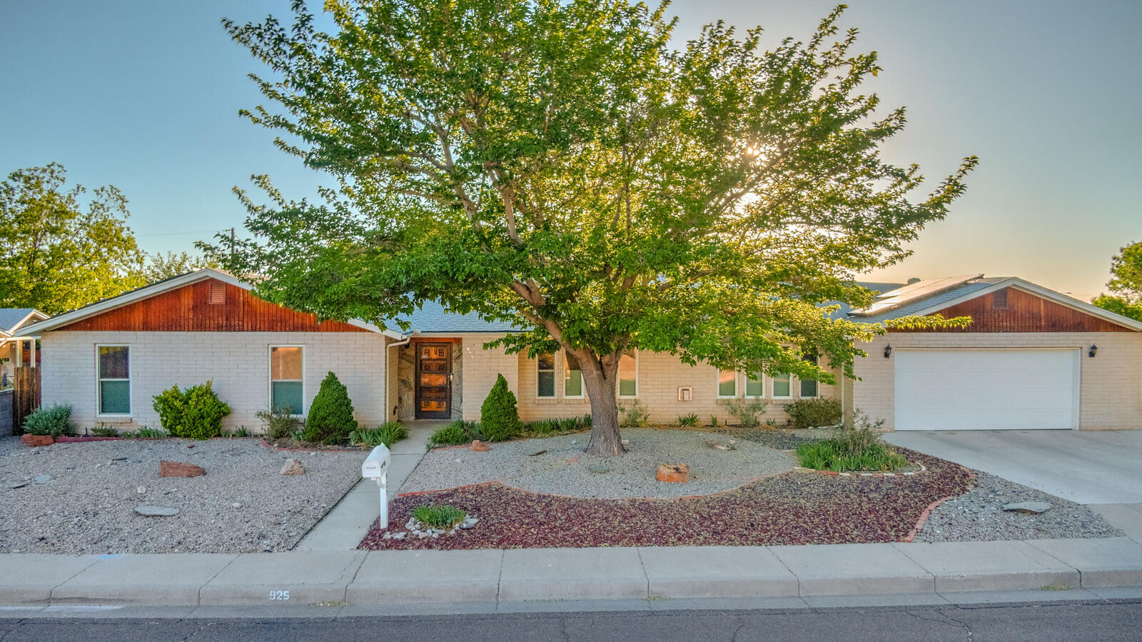 Property Photo:  925 La Charles Drive NE  NM 87112 
