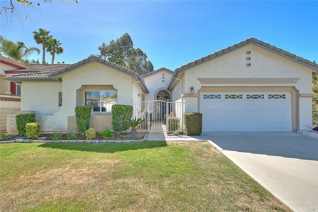 Property Photo: 39603 Bonaire Way CA 92563