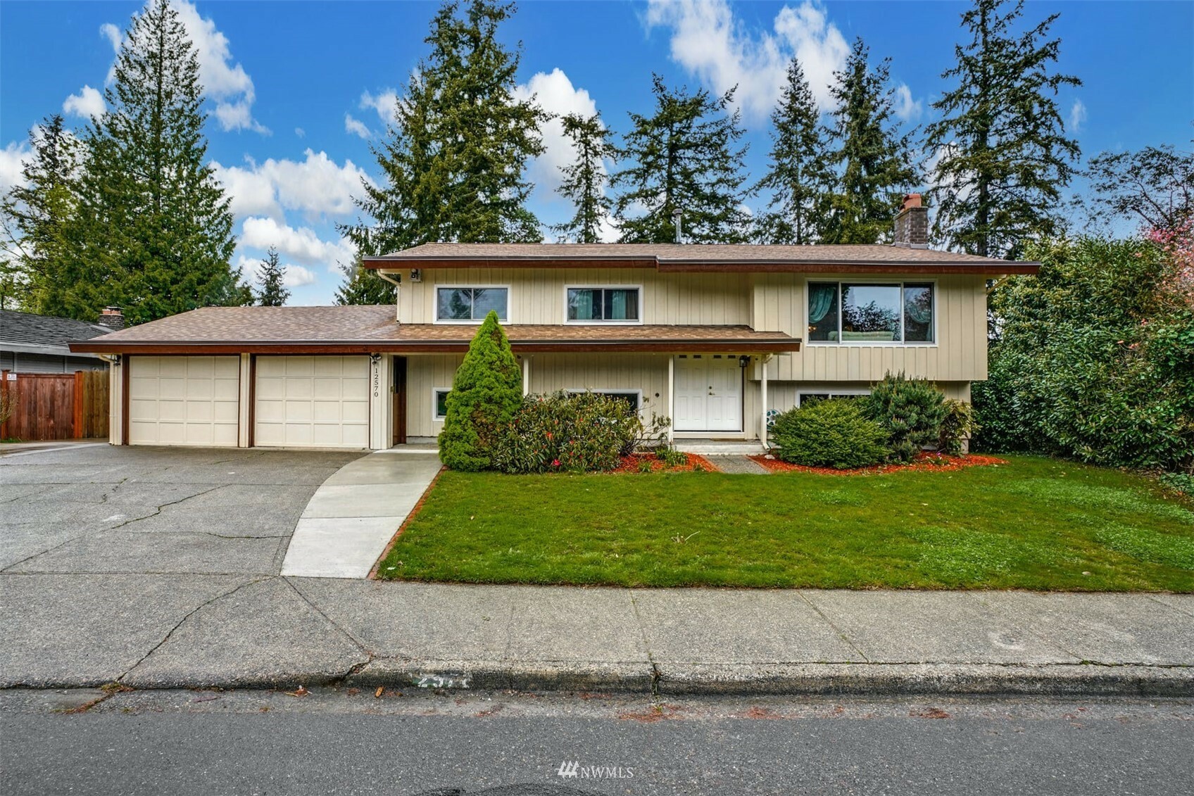 Property Photo:  12570 SE 70th Street  WA 98056 