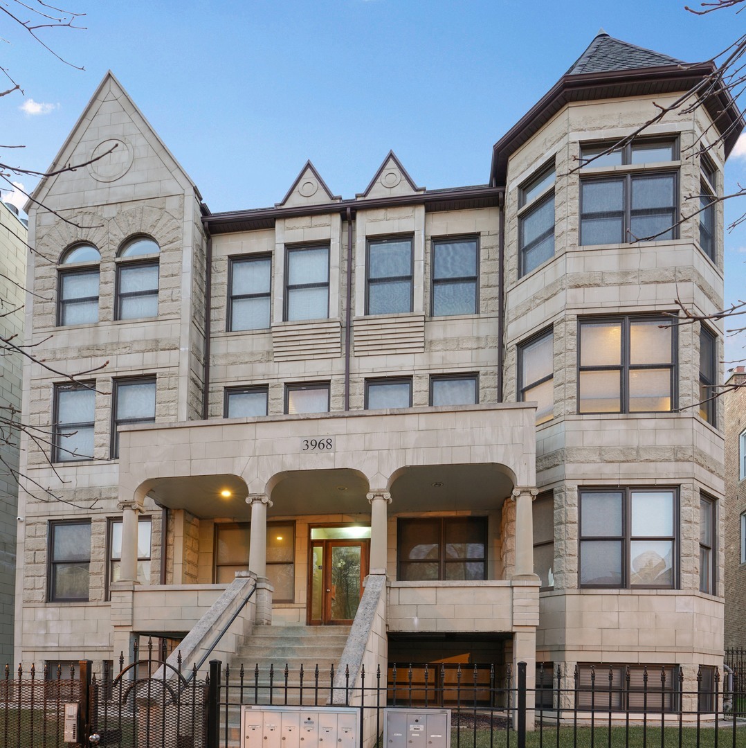 Property Photo:  3968 S Ellis Avenue 3N  IL 60653 