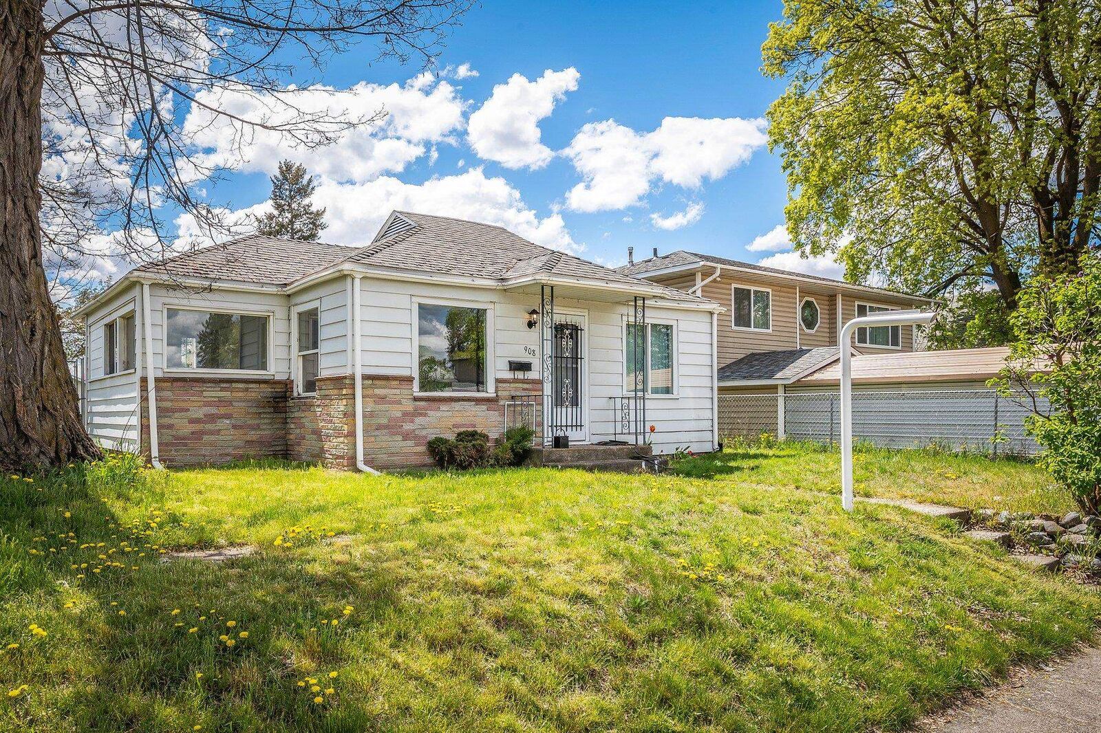 Property Photo:  908 E Crown Ave  WA 99207 