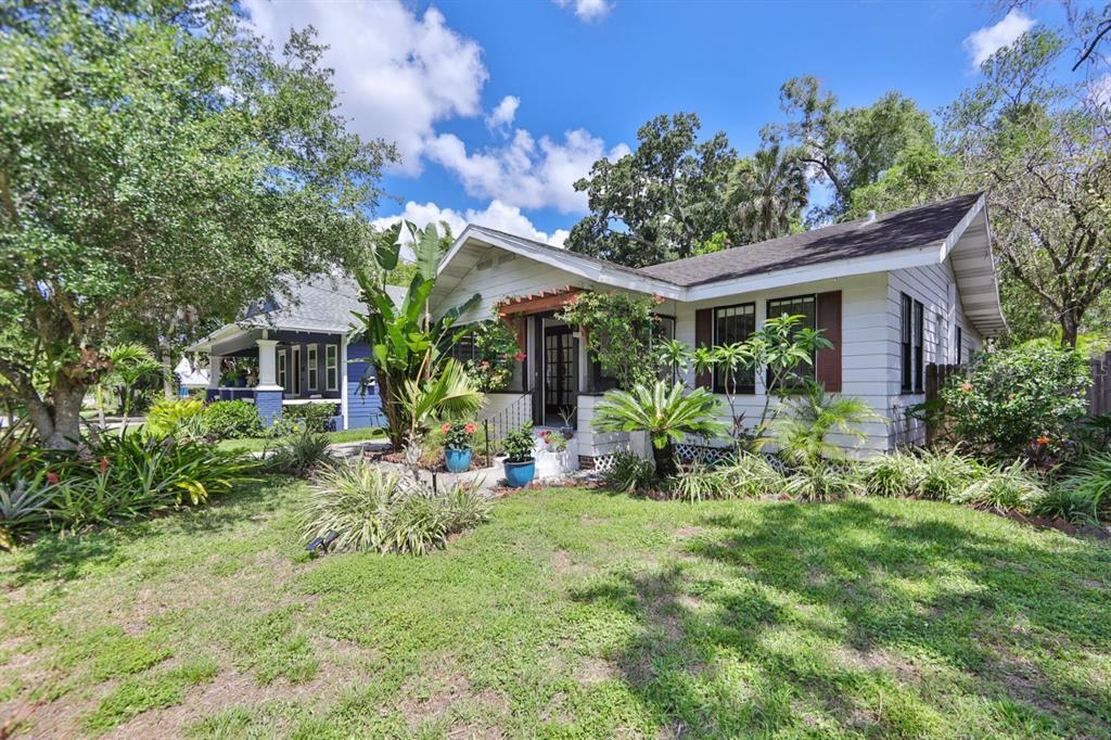 Property Photo:  903 W Henry Avenue  FL 33604 