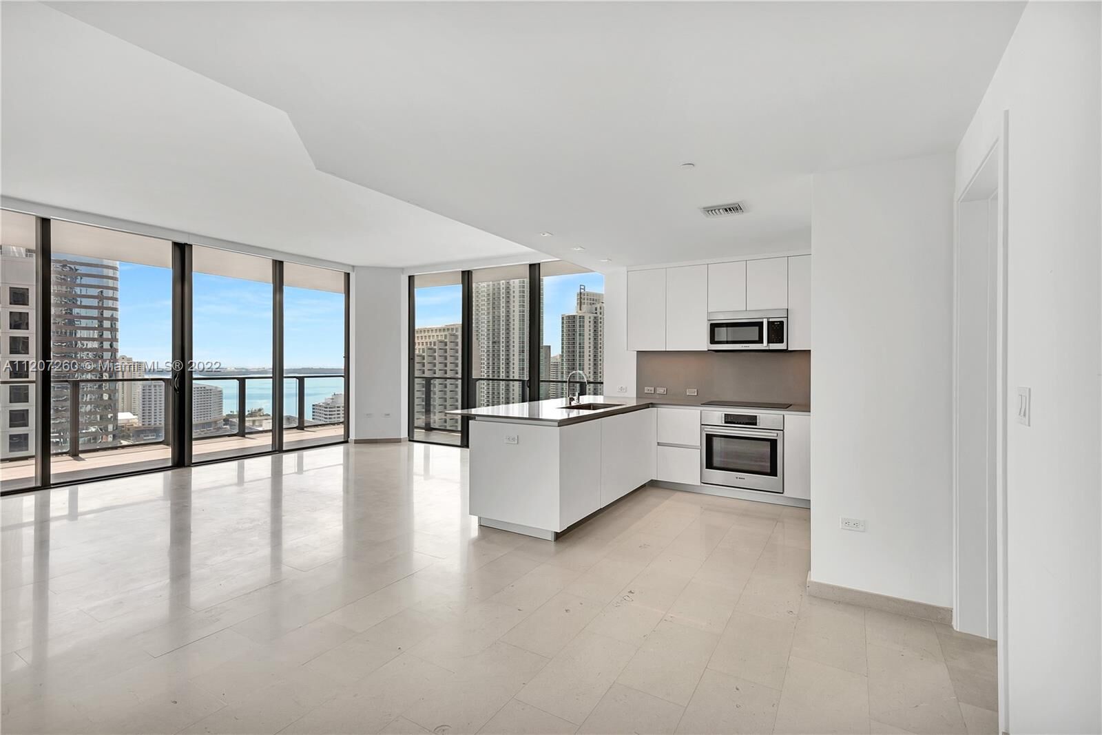 Property Photo:  68 SE 6th St 2501  FL 33131 