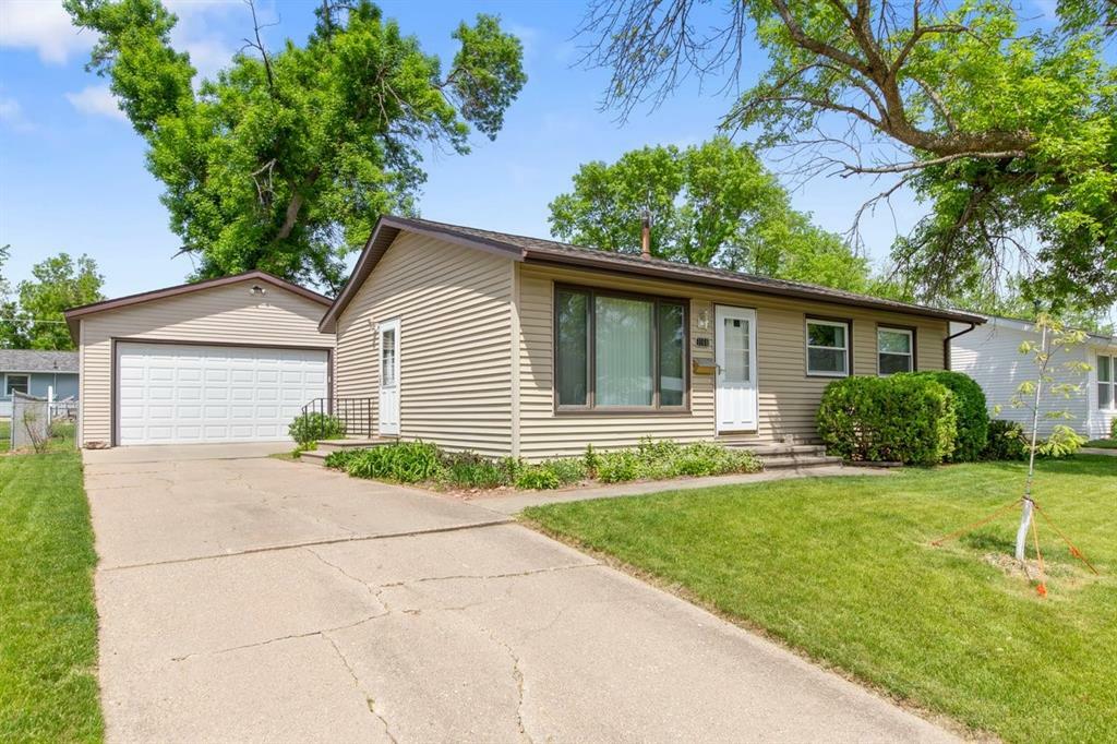 Property Photo:  1160 W 8th Ave  IA 52302 