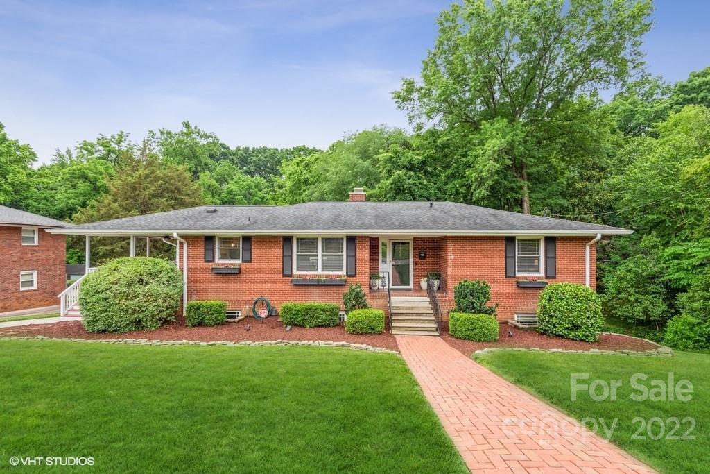 Property Photo:  1100 Seneca Place  NC 28210 