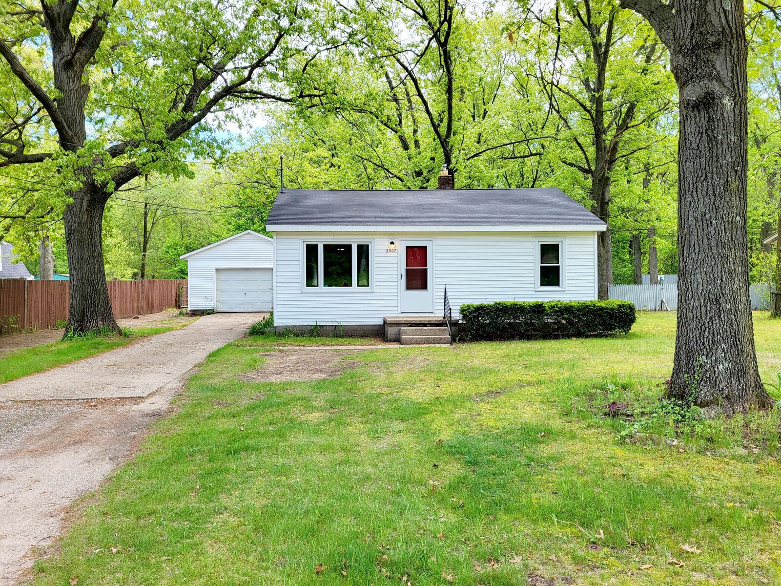Property Photo:  2507 Macarthur Road  MI 49442 