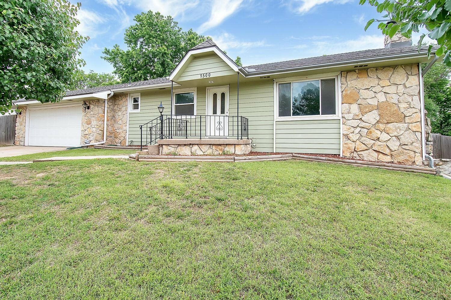 Property Photo:  1500 W Willow Ln  KS 67060 