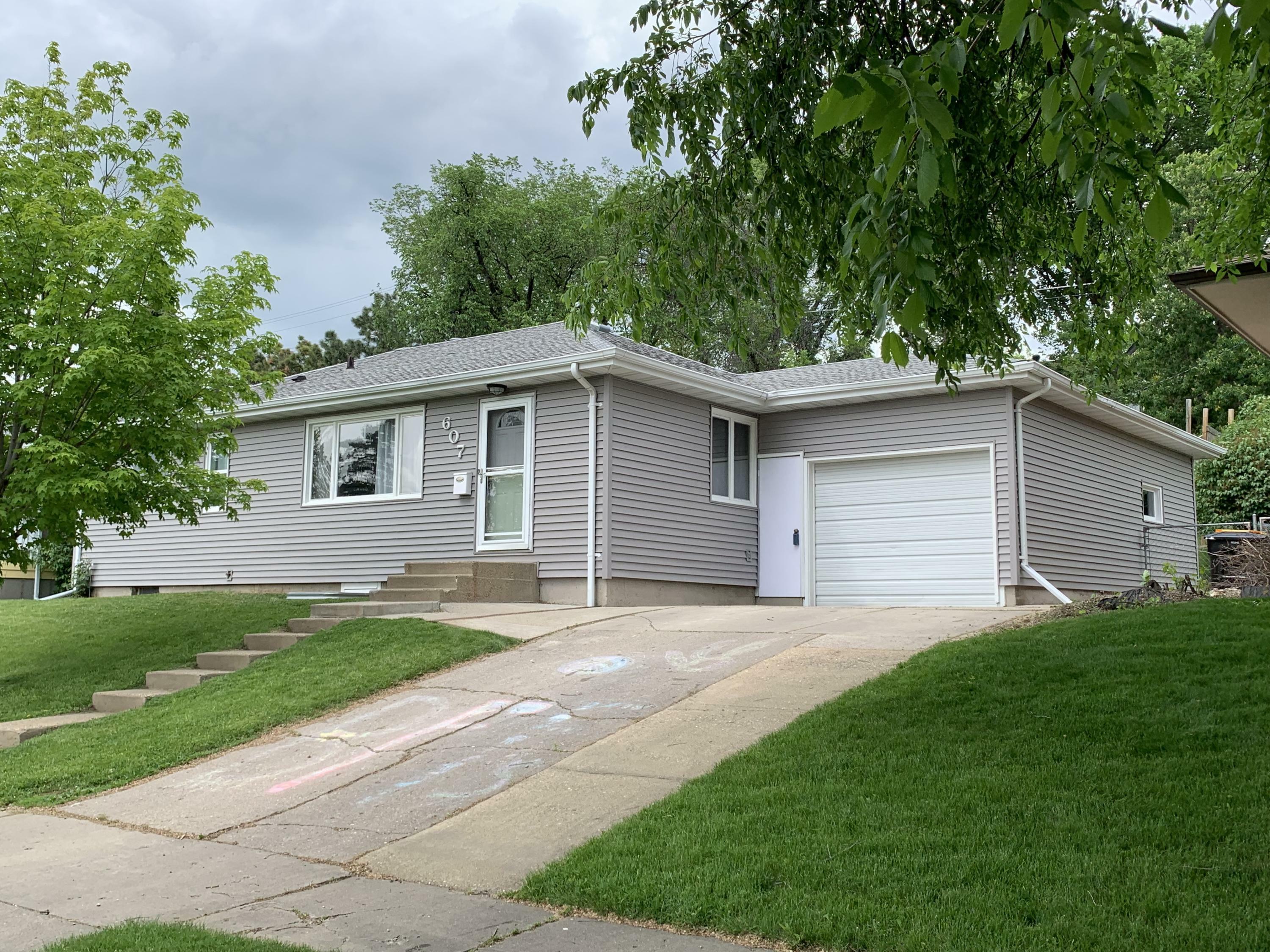 Property Photo:  607 Crescent Lane  ND 58501 