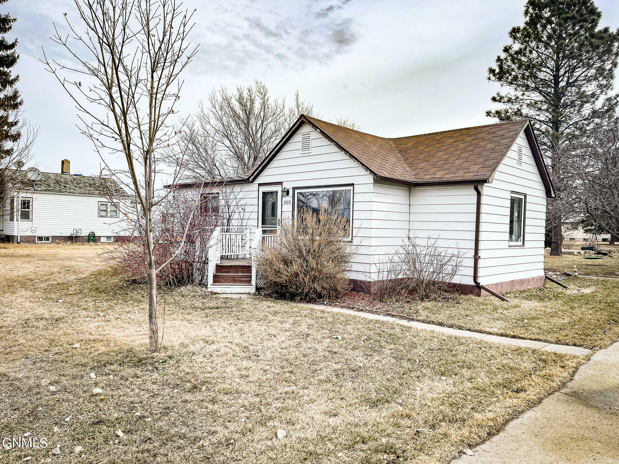 Property Photo:  405 4th Avenue SW  ND 58482 