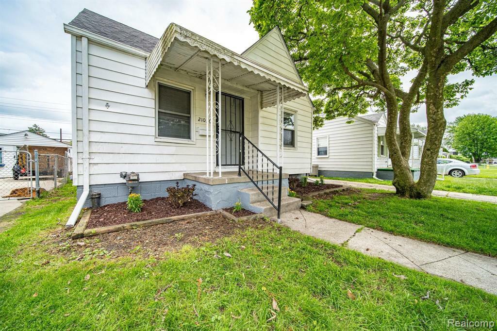 Property Photo:  21036 Beechwood  MI 48021 2811 