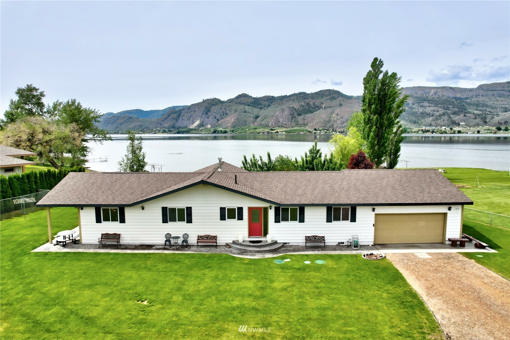 Property Photo:  418 Eastlake Road  WA 99884 