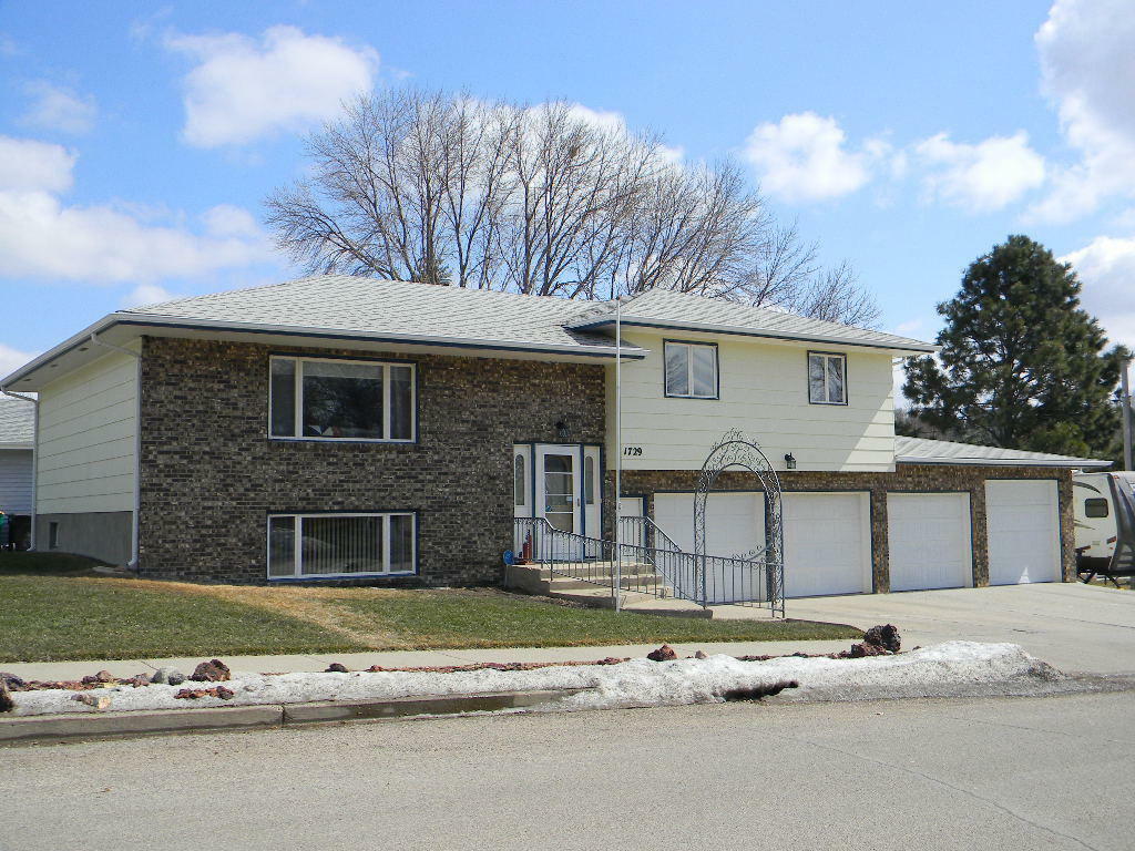 Property Photo:  1729 22nd Street  ND 58501 