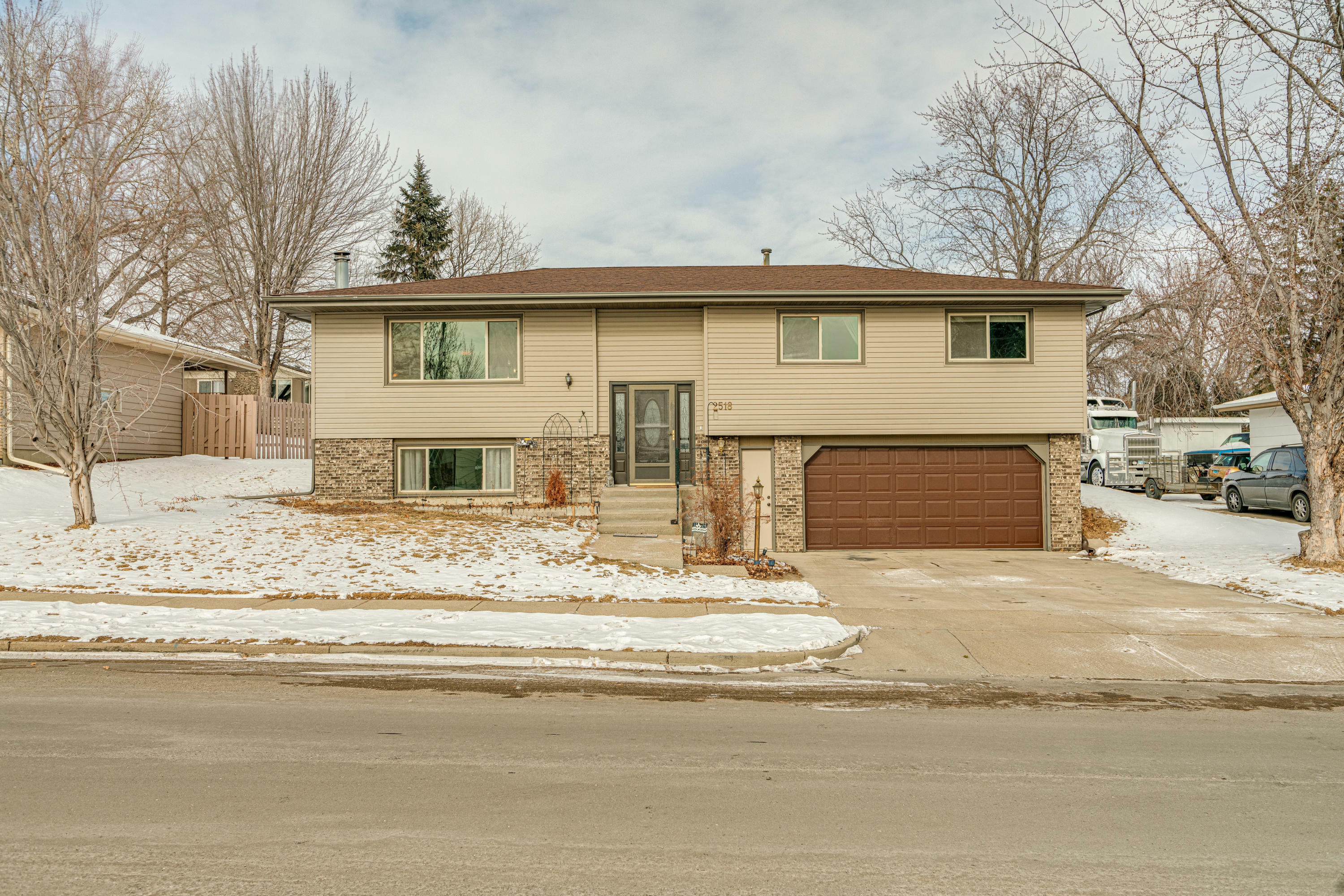 Property Photo:  2518 Hillview Avenue  ND 58501 