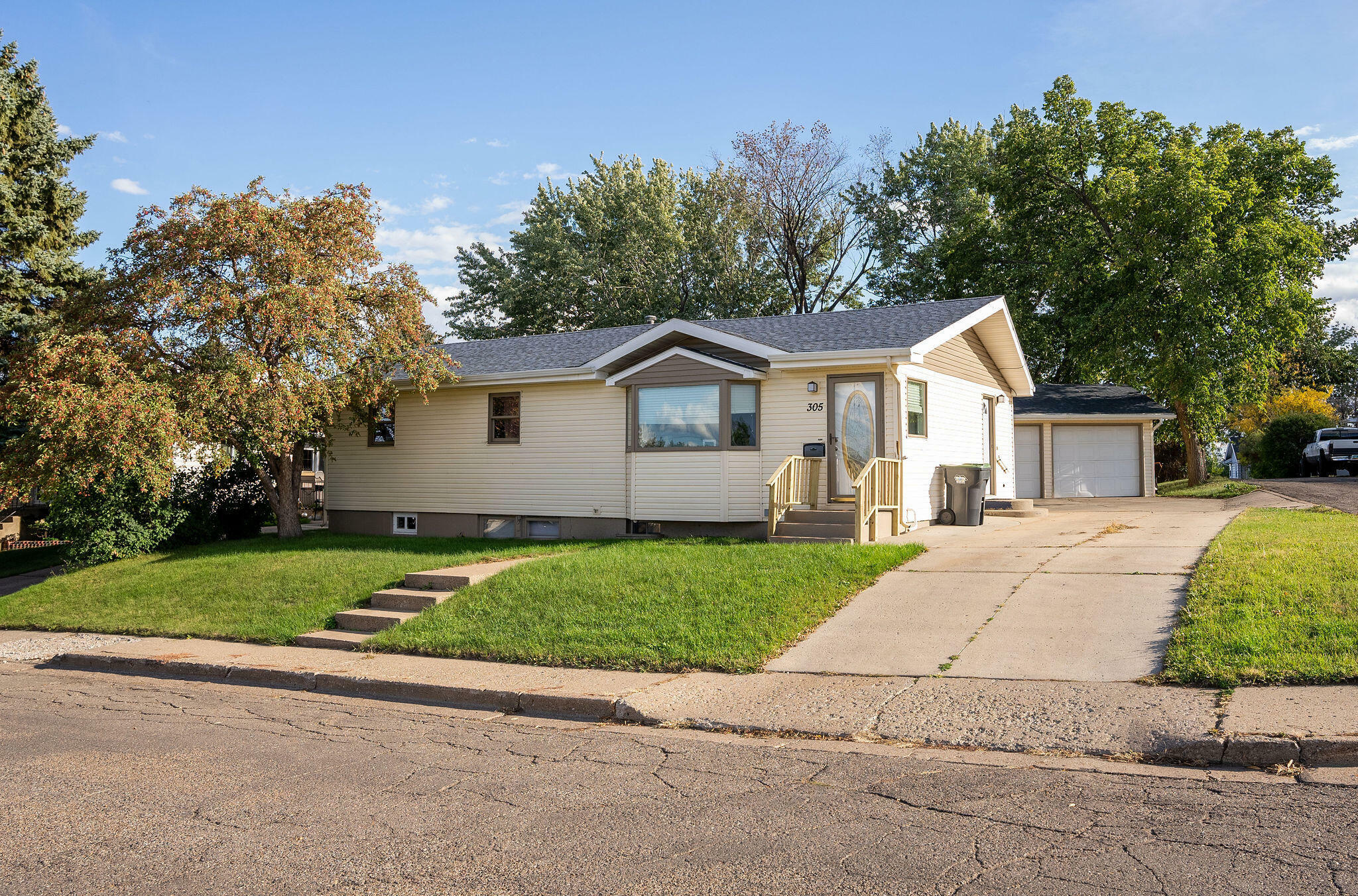 Property Photo:  305 Division Street NW  ND 58554 