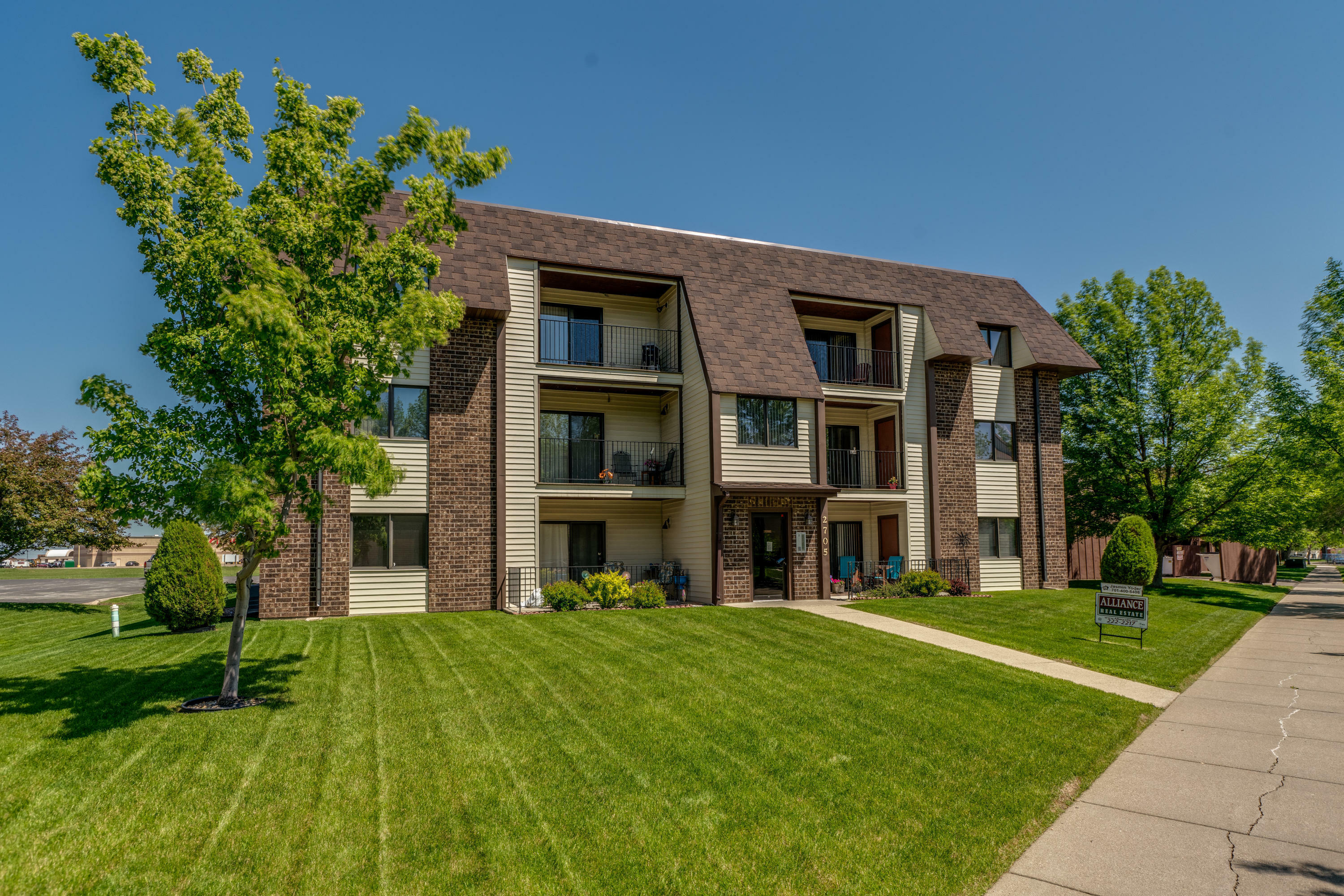 Property Photo: 2705 Gateway Avenue 11 ND 58503