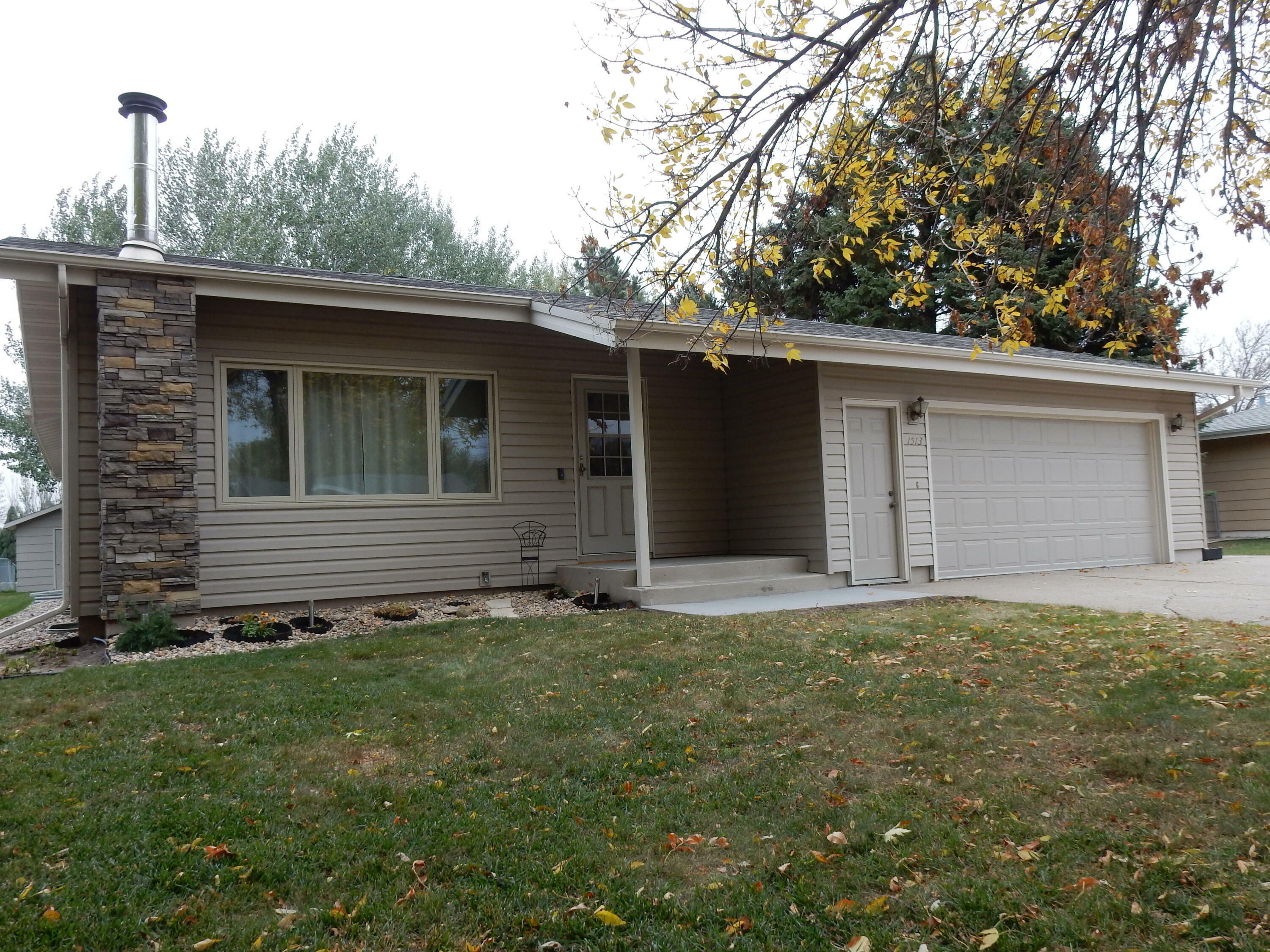 Property Photo:  1513 Richmond Drive  ND 58504 