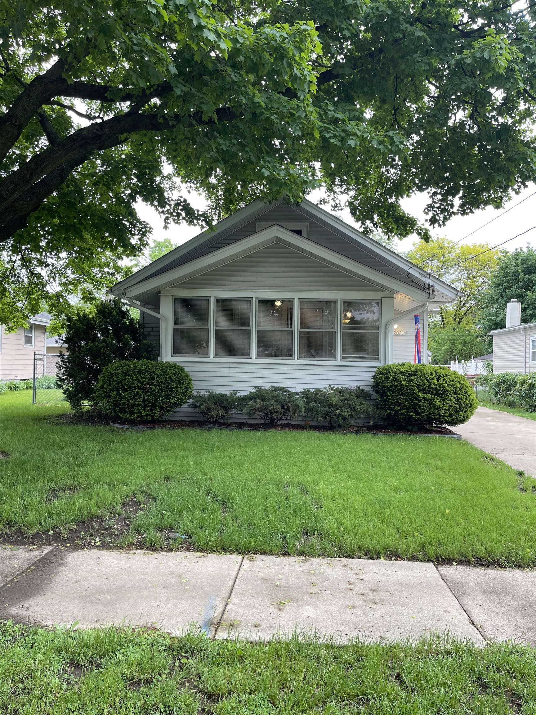 Property Photo:  2021 Grant Avenue  IL 61103 