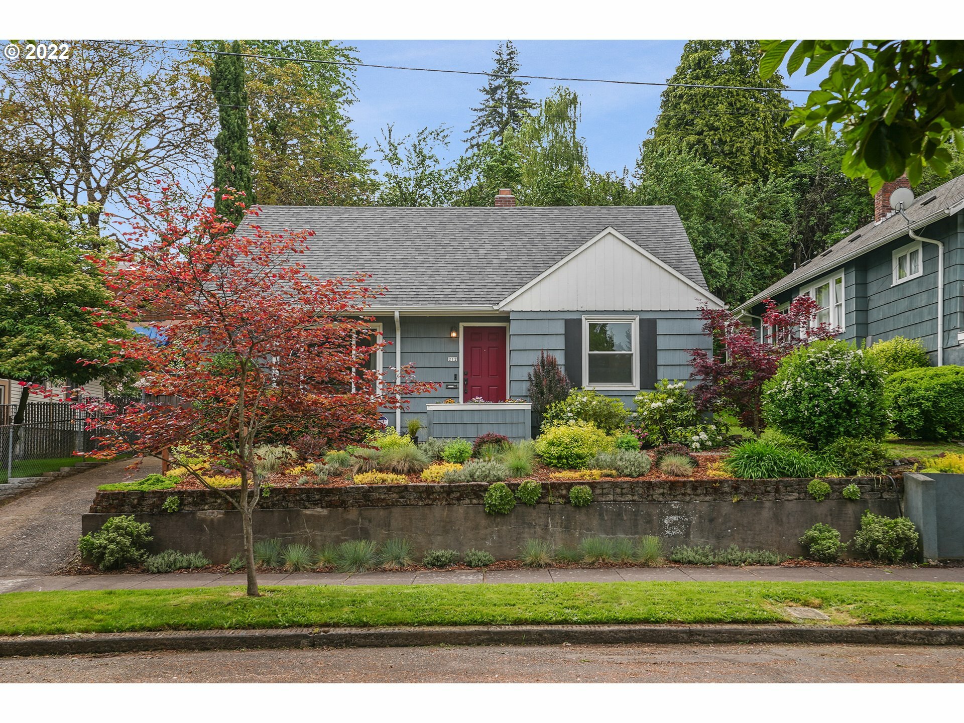 Property Photo:  212 NE Beyrl Ter  OR 97220 