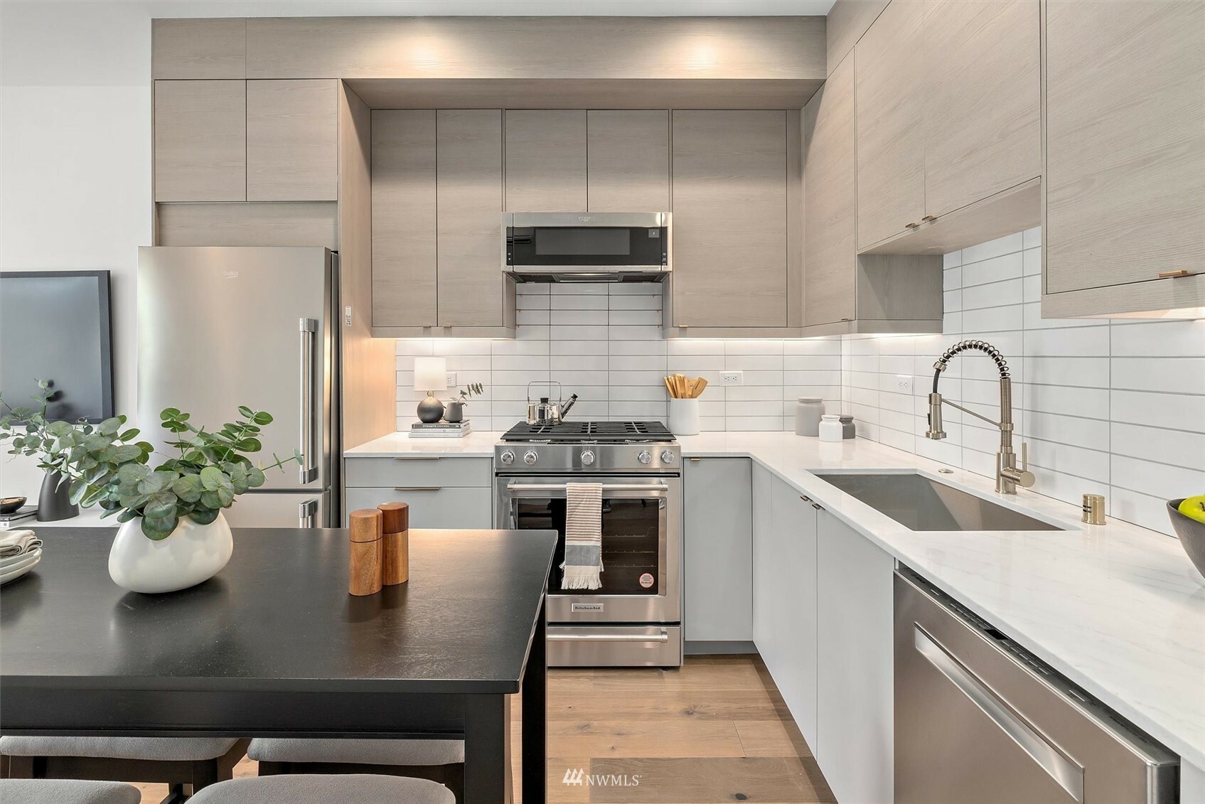 Property Photo: 4754 Greenlake Way N WA 98103