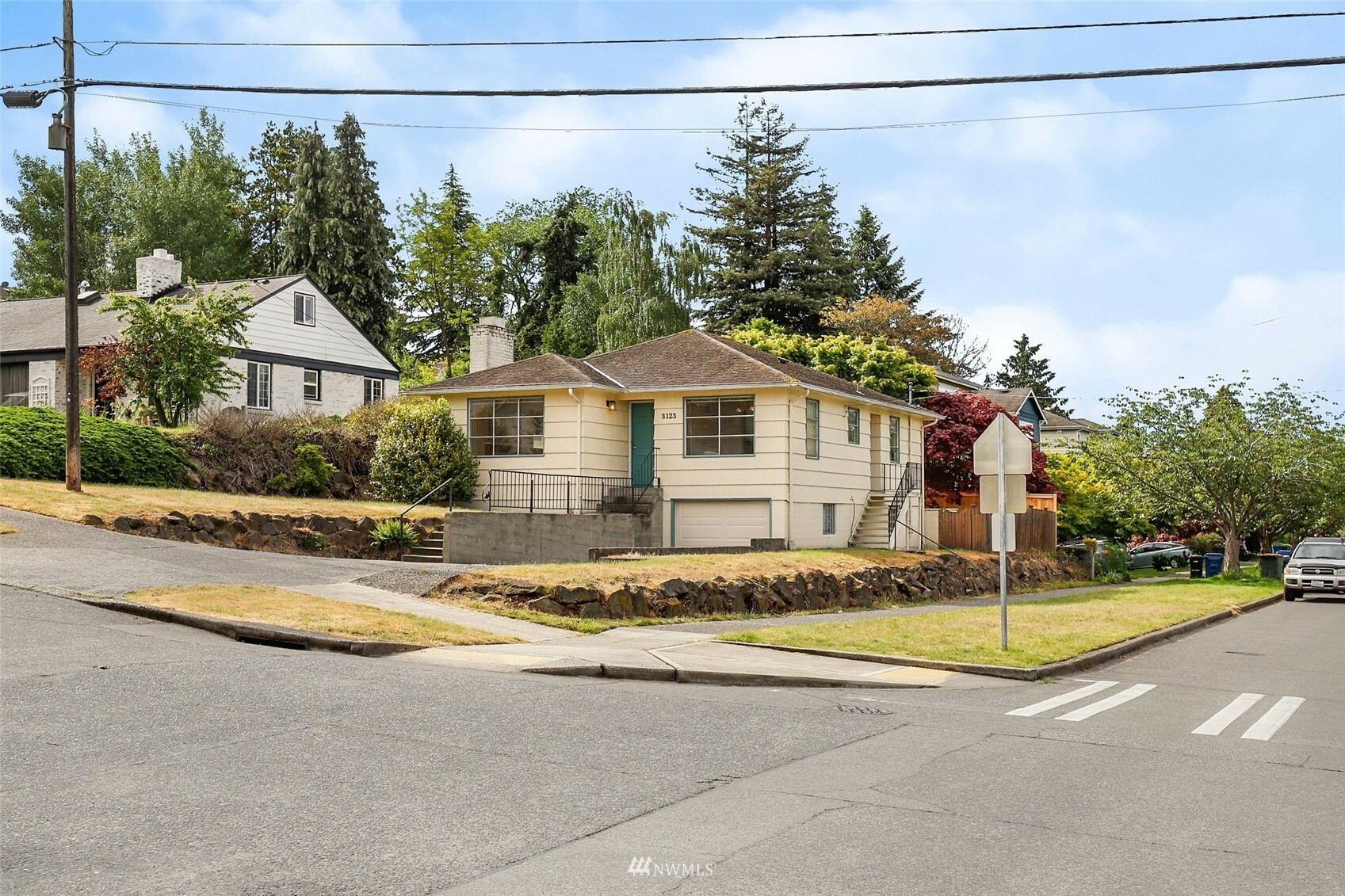 Property Photo:  3123 W Dravus Street  WA 98199 