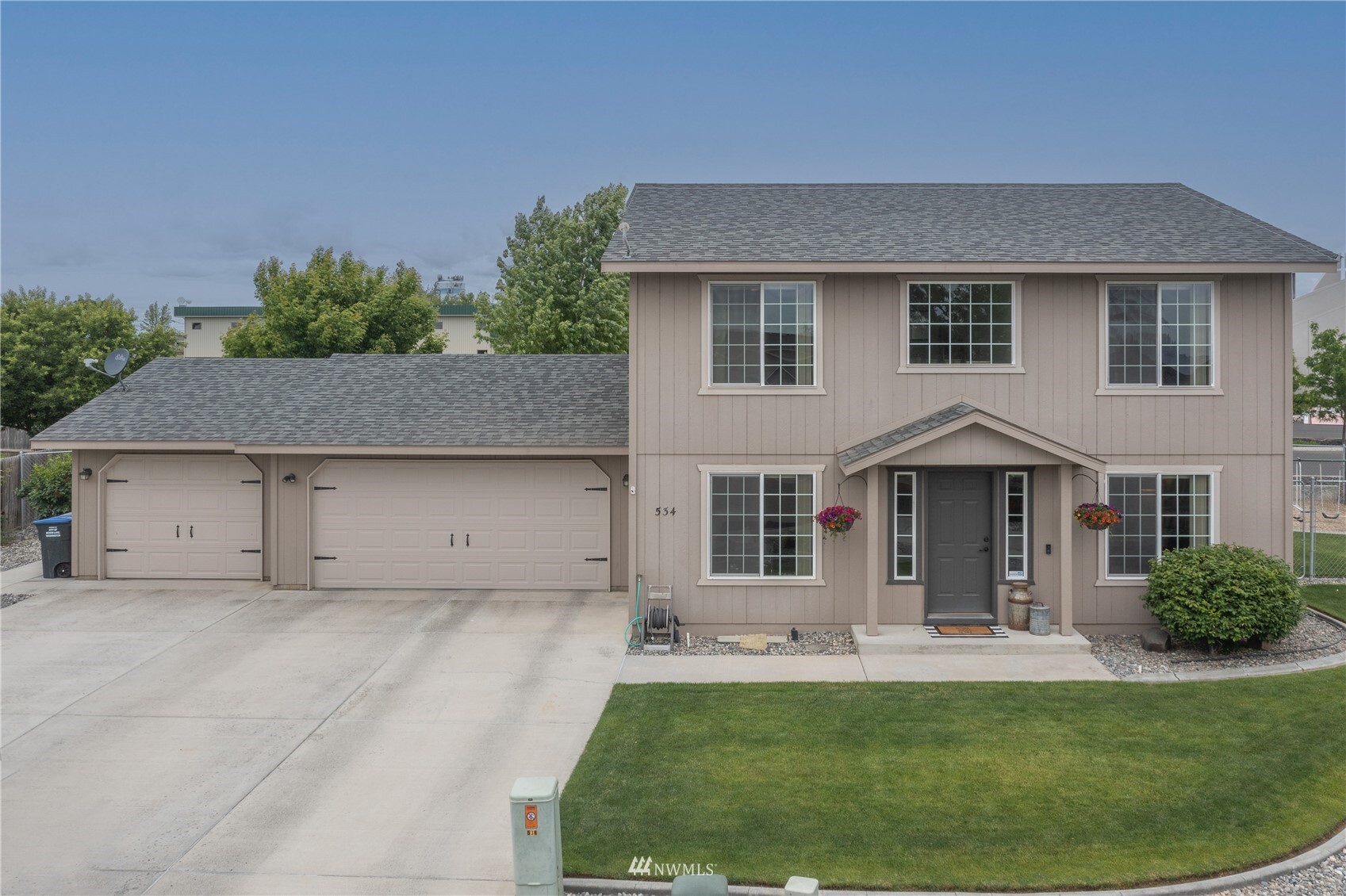 Property Photo: 534 N Monarch Street WA 98837