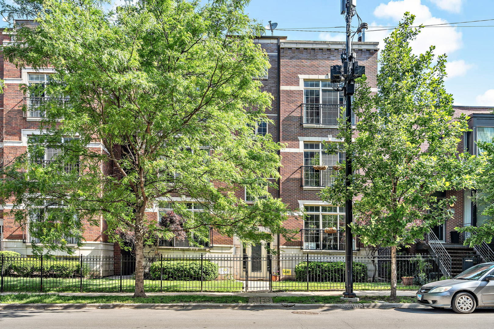 Property Photo:  1758 W Diversey Parkway 2W  IL 60614 