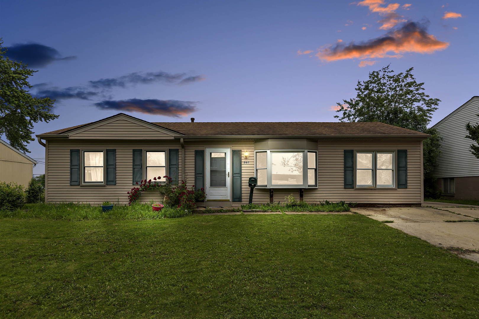 Property Photo: 207 Ridge Circle IL 60107