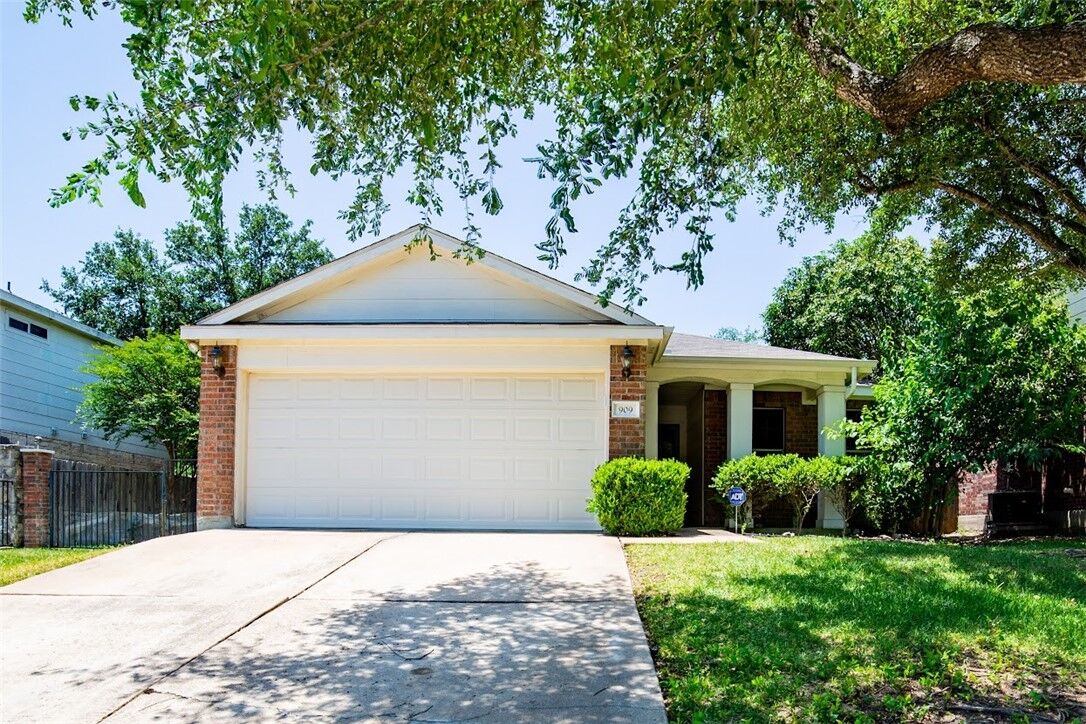 Property Photo: 909 Twisted Fence Drive TX 78660