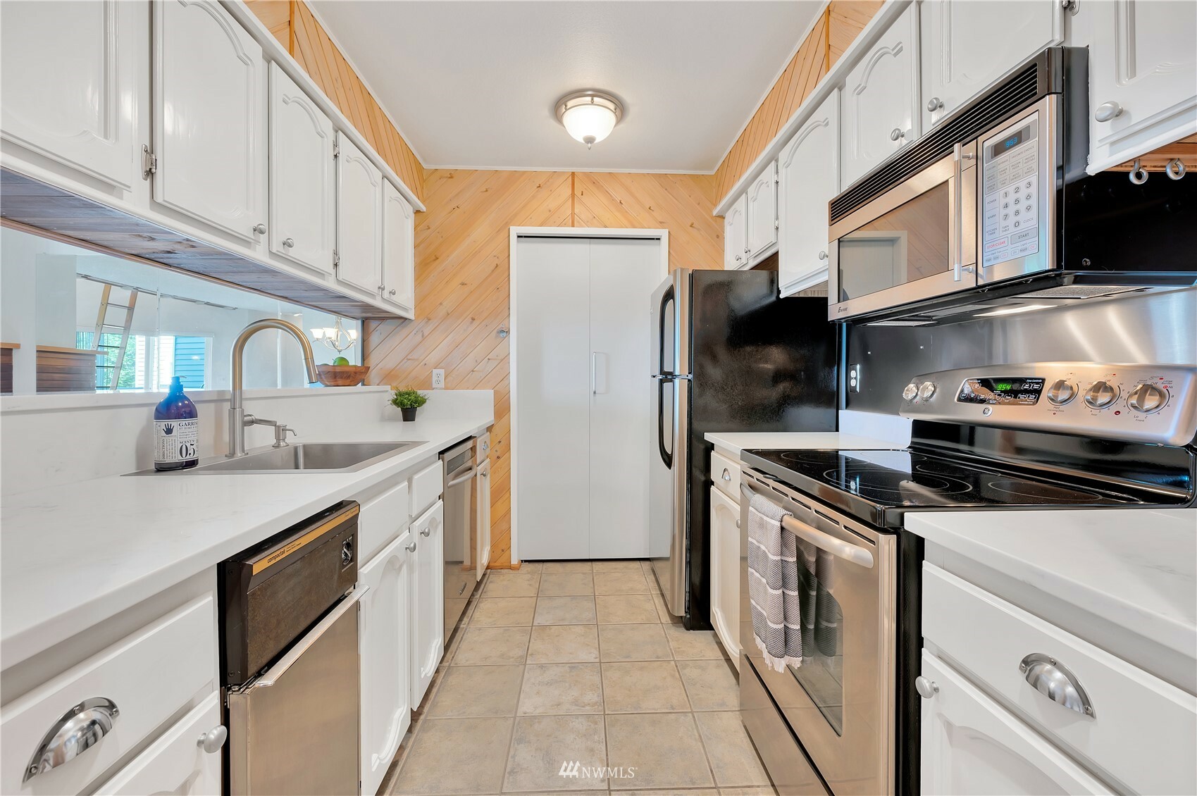 Property Photo: 21937 7th Avenue S 214 WA 98198