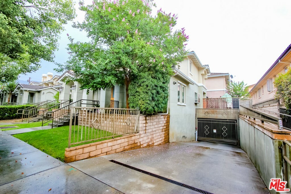 Property Photo:  88 N Roosevelt Avenue 9  CA 91107 