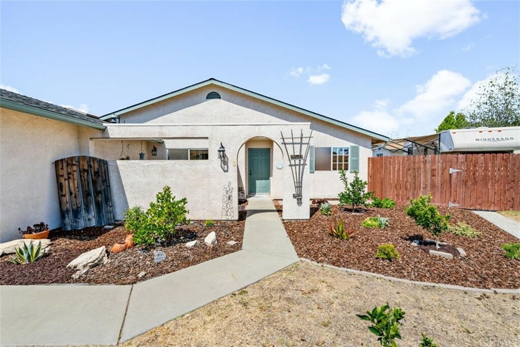 Property Photo:  885 Peregrine Lane  CA 93444 