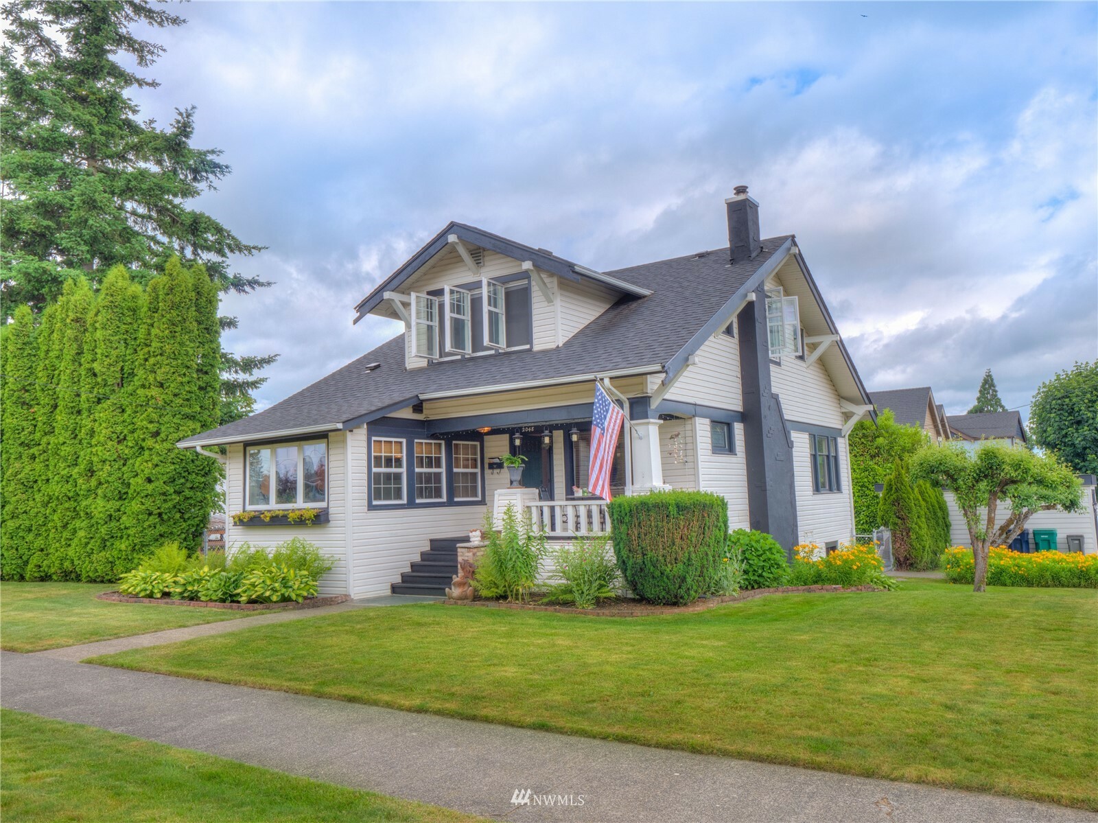 Property Photo:  2048 Park Street  WA 98022 