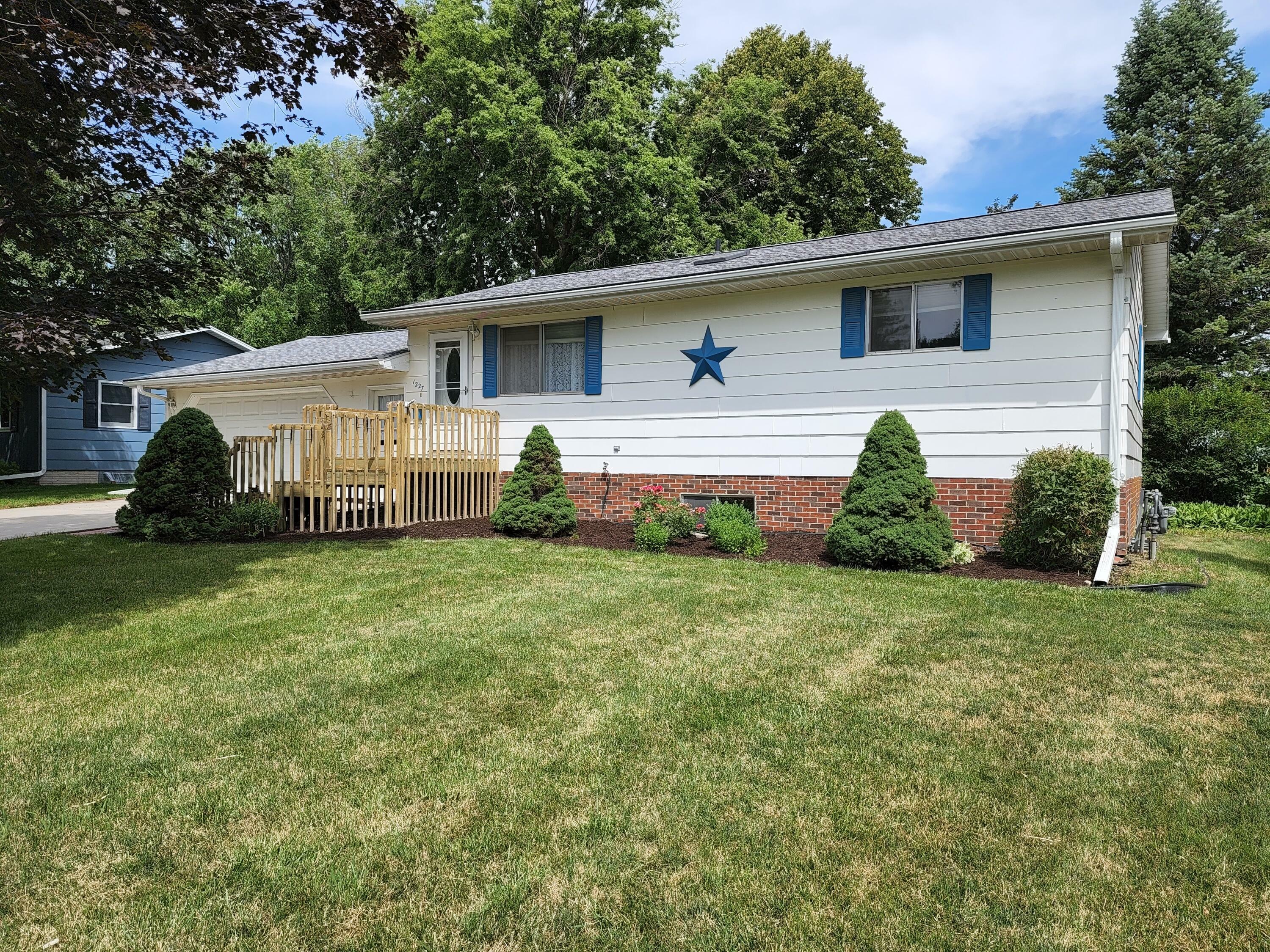 Property Photo:  1227 Edgebrook Drive  IA 50248 