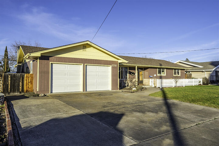 1711 Brookhurst Street  Medford OR 97504 photo