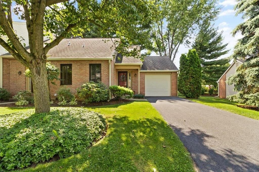 Property Photo:  2855 Greenleaf Court  PA 18017 