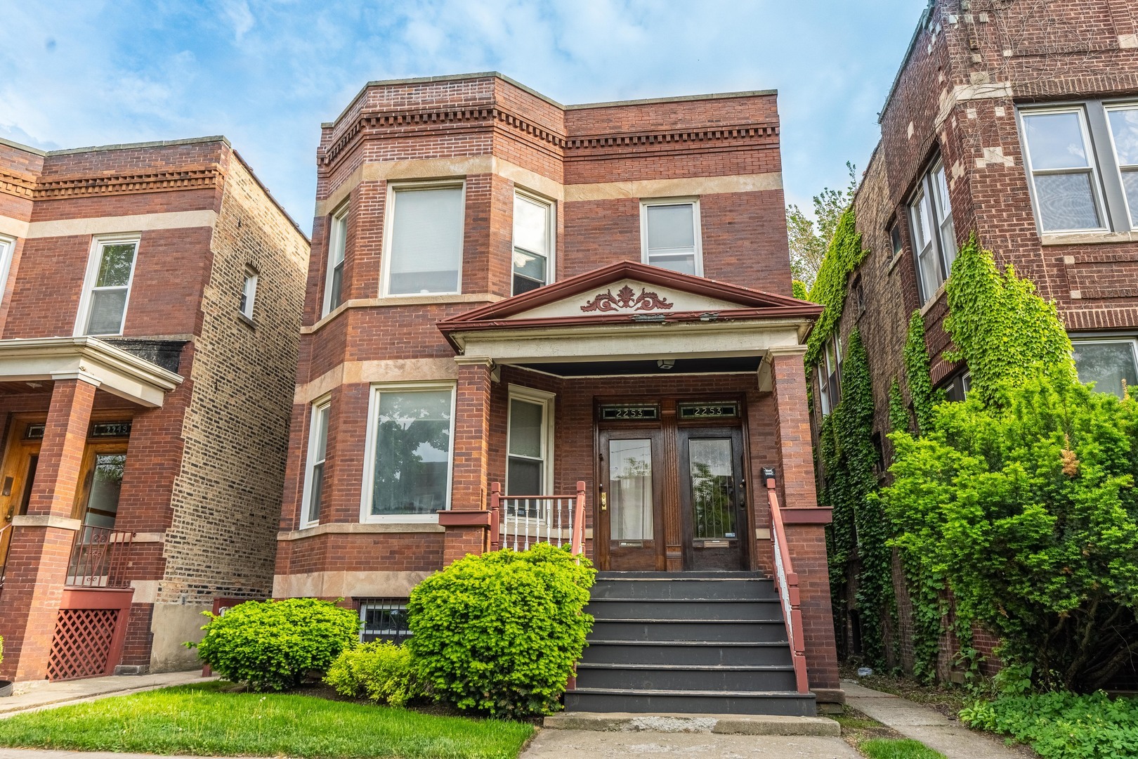 Property Photo: 2253 W Addison Street IL 60618