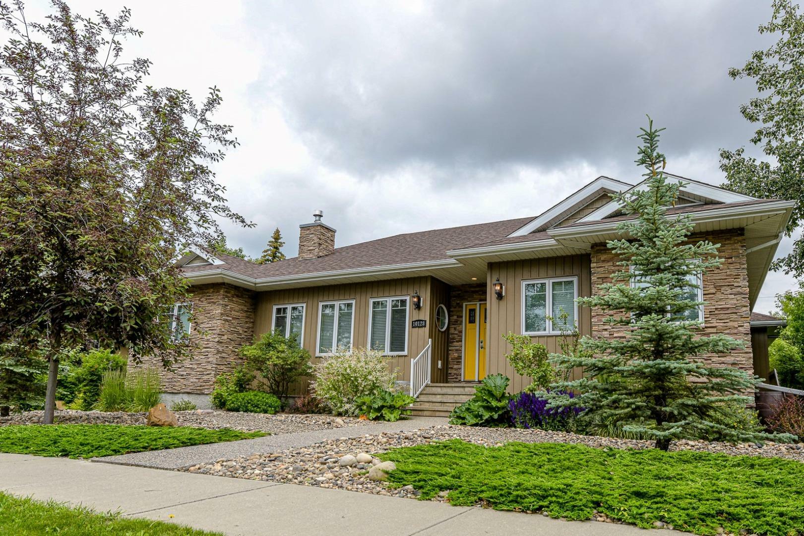 Property Photo: 10128 94 Avenue AB T8V 0K8