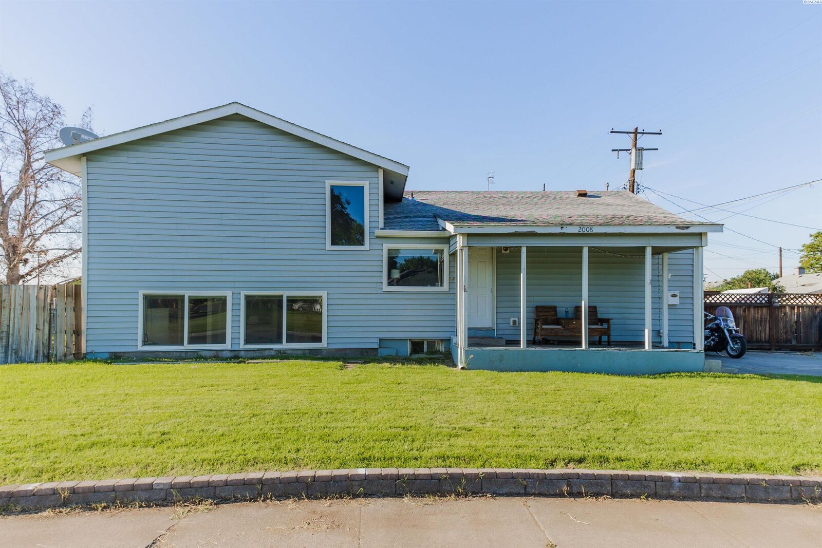 Property Photo:  2008 Lee Blvd  WA 99352 