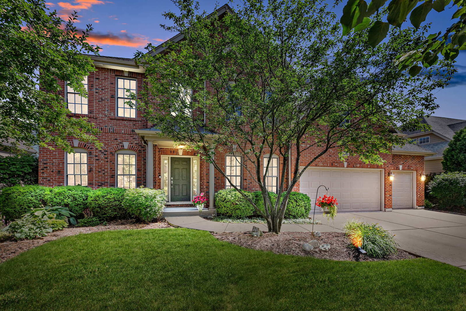 Property Photo: 605 Oak Lane IL 60177