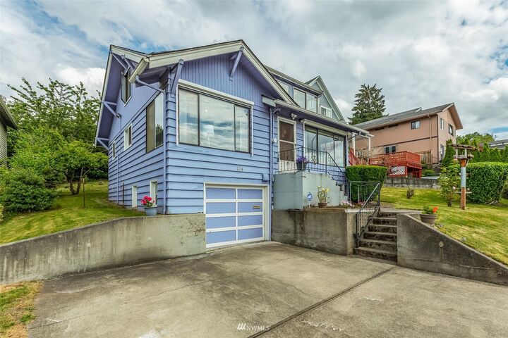 Property Photo: 324 Cedar Avenue S WA 98057
