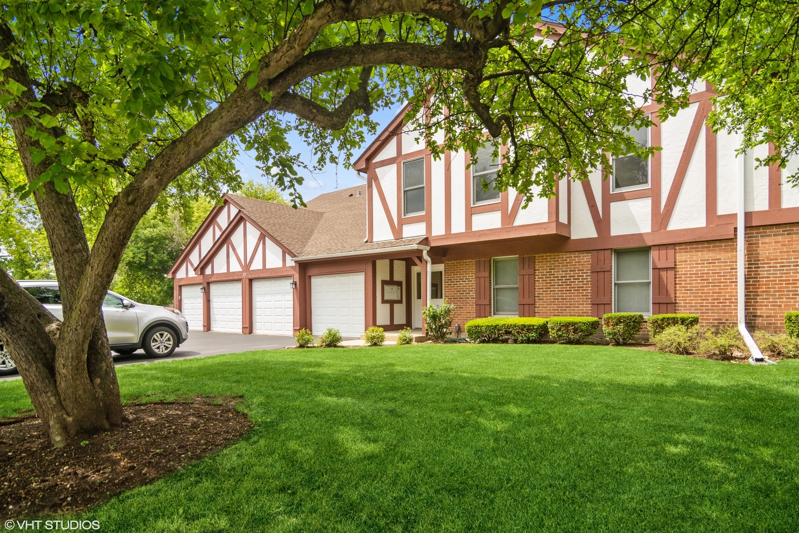 Property Photo: 28 W Fern Court 209D IL 60067