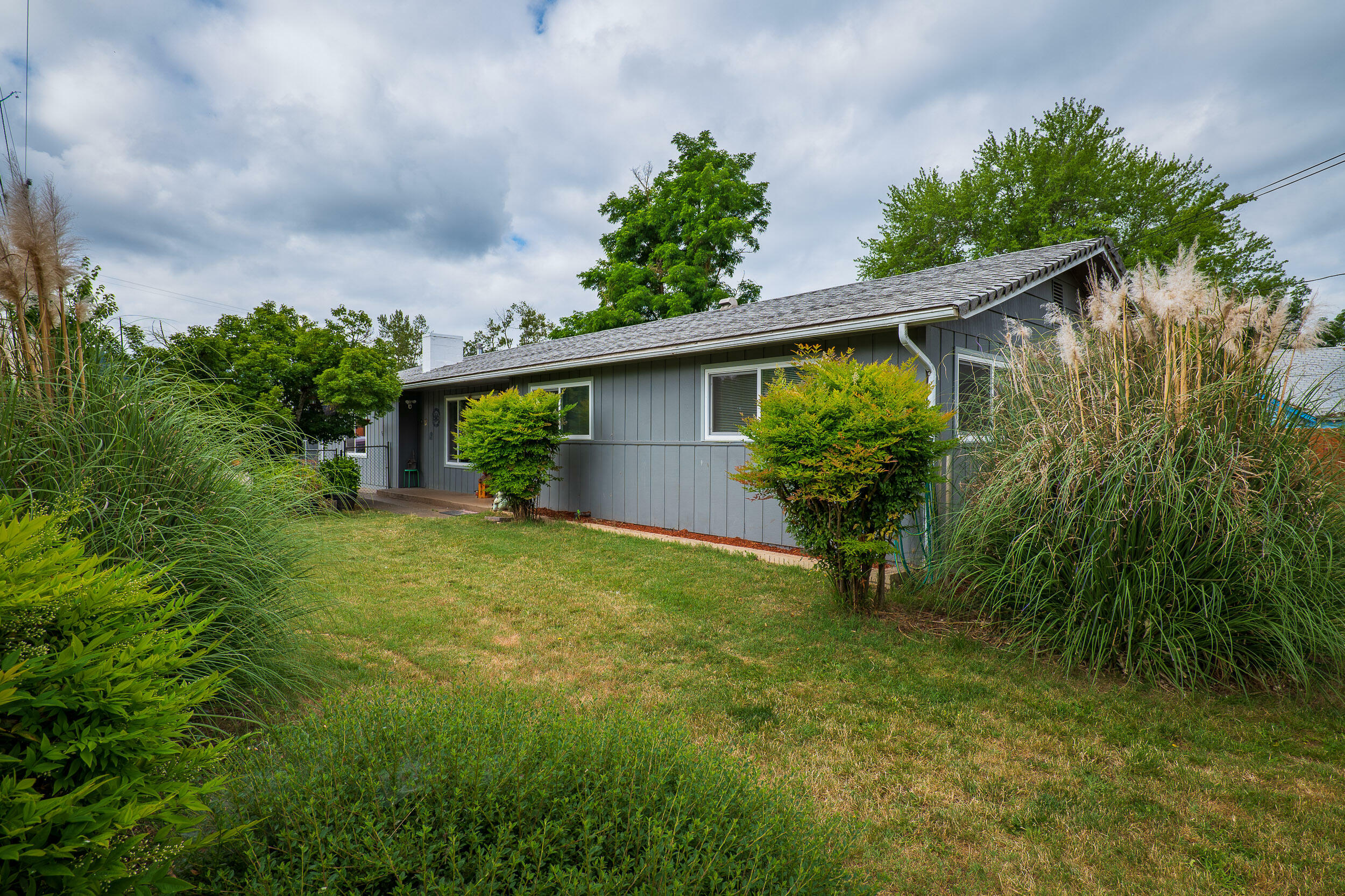 Property Photo:  1450 Ojai Avenue  OR 97527 